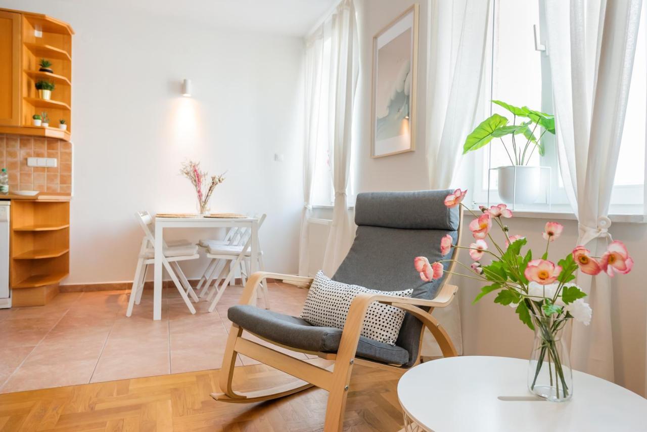 New Town Spacious Apartment ワルシャワ エクステリア 写真