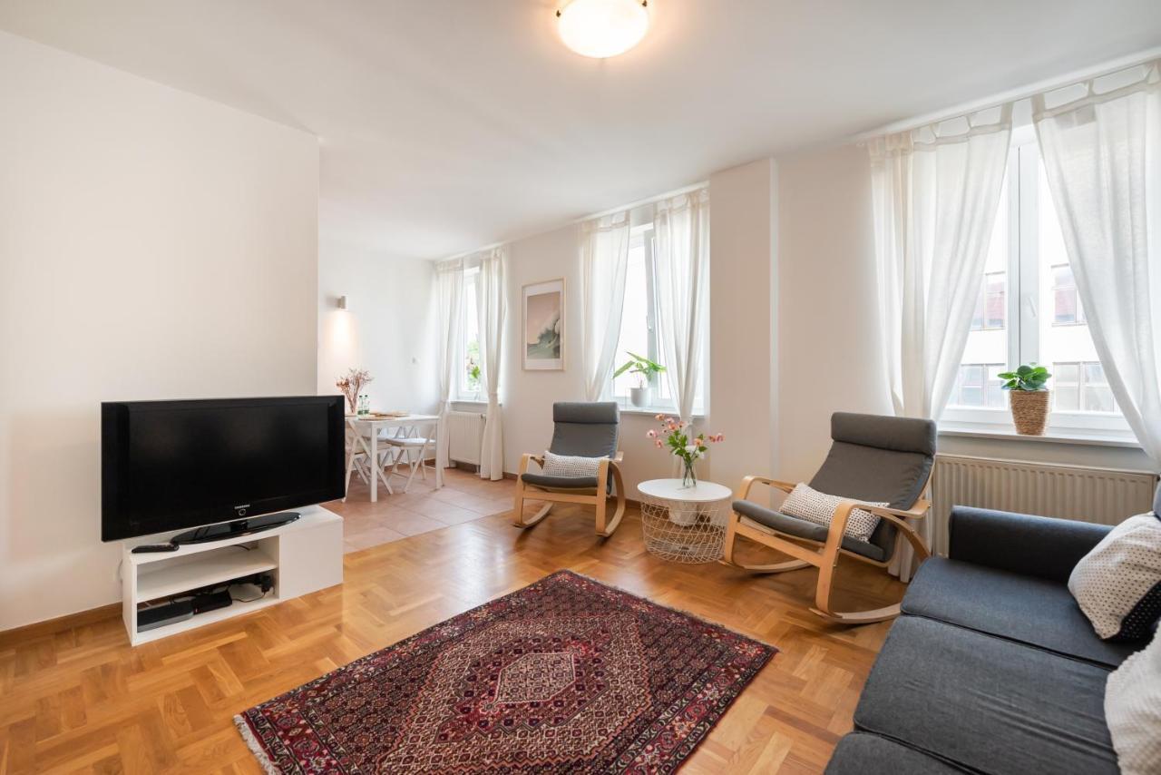 New Town Spacious Apartment ワルシャワ エクステリア 写真