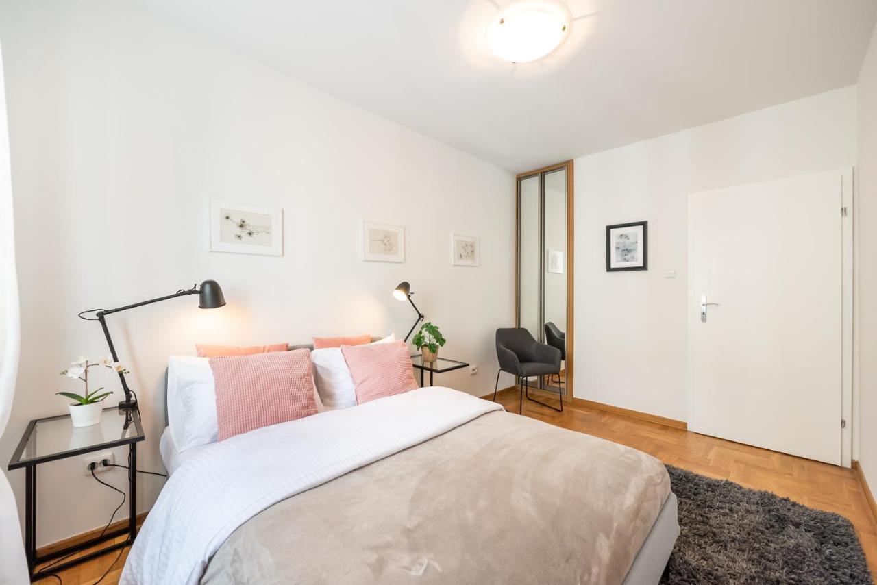 New Town Spacious Apartment ワルシャワ エクステリア 写真